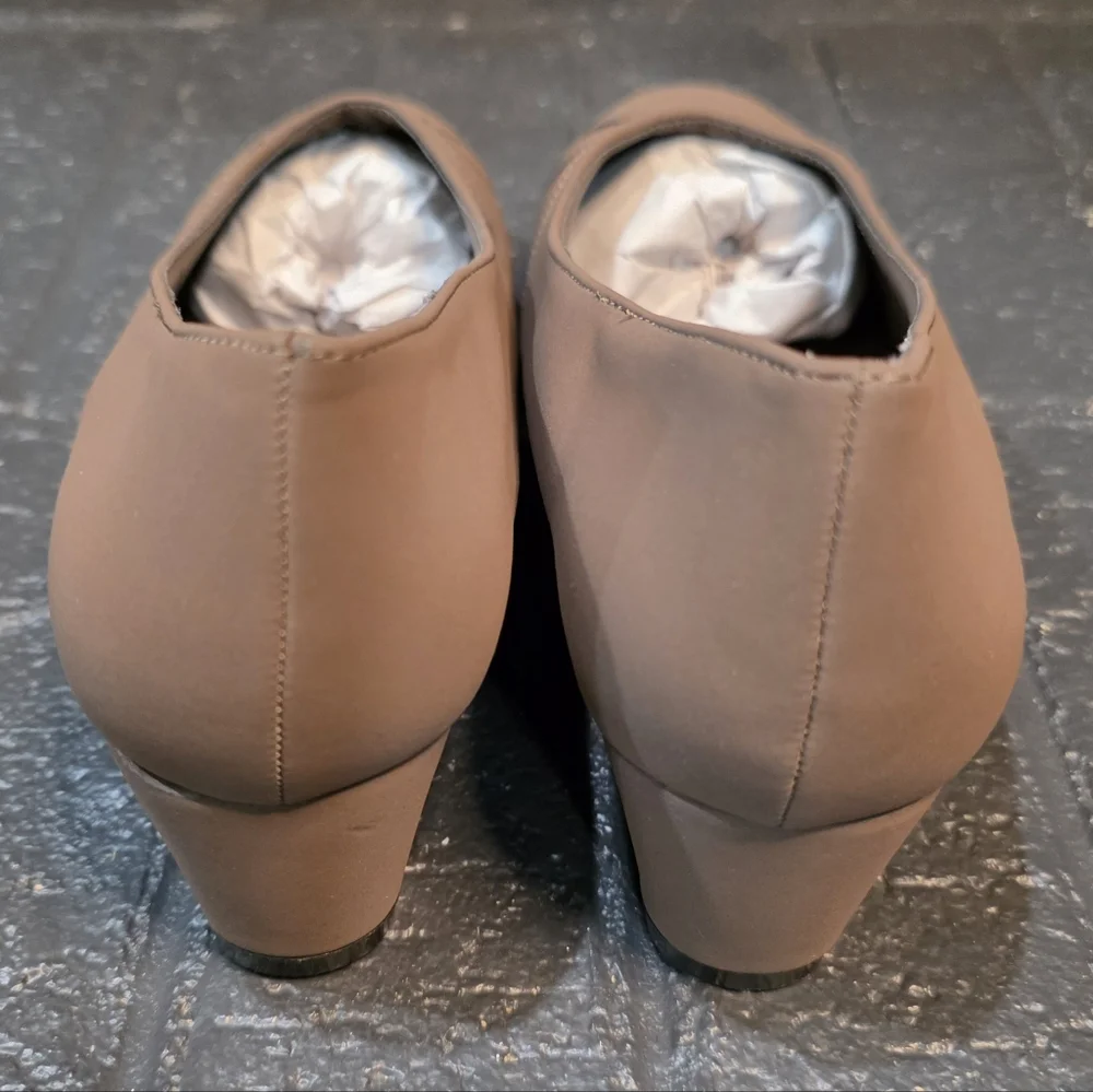 Comfort-Well by Beacon Taupe Wedge Loafers Gold Trim Slip On Shoes Women’s 9W